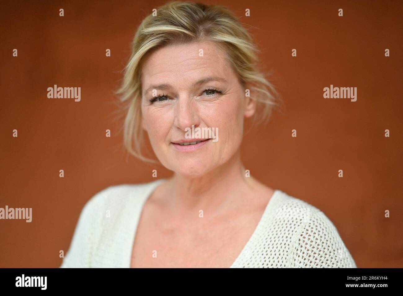 Parigi, Francia. 10th giugno, 2023. Anne-Elisabeth Lemoine partecipa al 2023 French Open di Roland Garros il 09 giugno 2023 a Parigi. Foto di Franck Castel/ABACAPRESS.COM Credit: Abaca Press/Alamy Live News Foto Stock