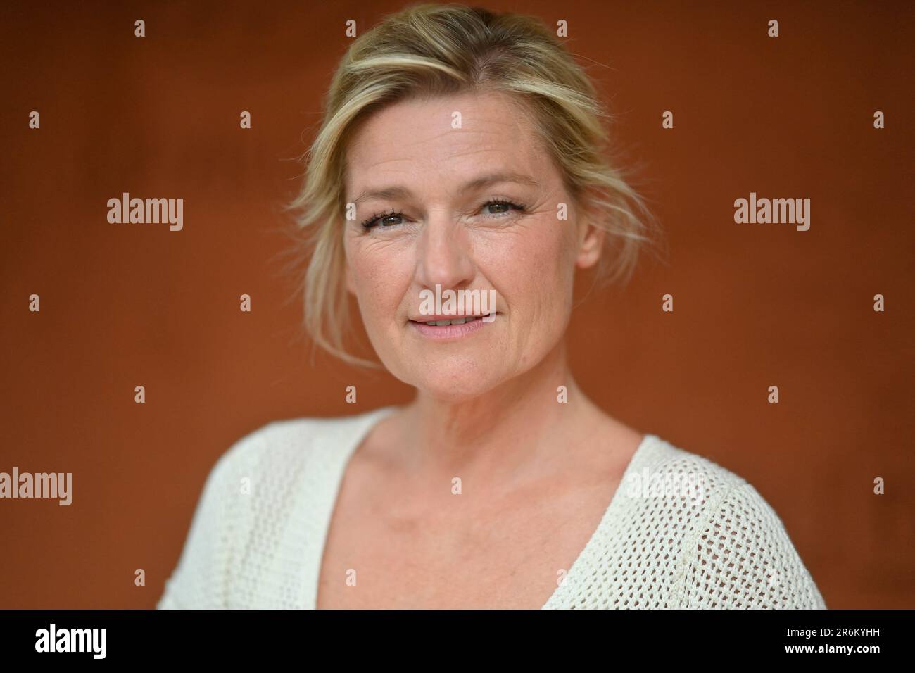 Parigi, Francia. 10th giugno, 2023. Anne-Elisabeth Lemoine partecipa al 2023 French Open di Roland Garros il 09 giugno 2023 a Parigi. Foto di Franck Castel/ABACAPRESS.COM Credit: Abaca Press/Alamy Live News Foto Stock