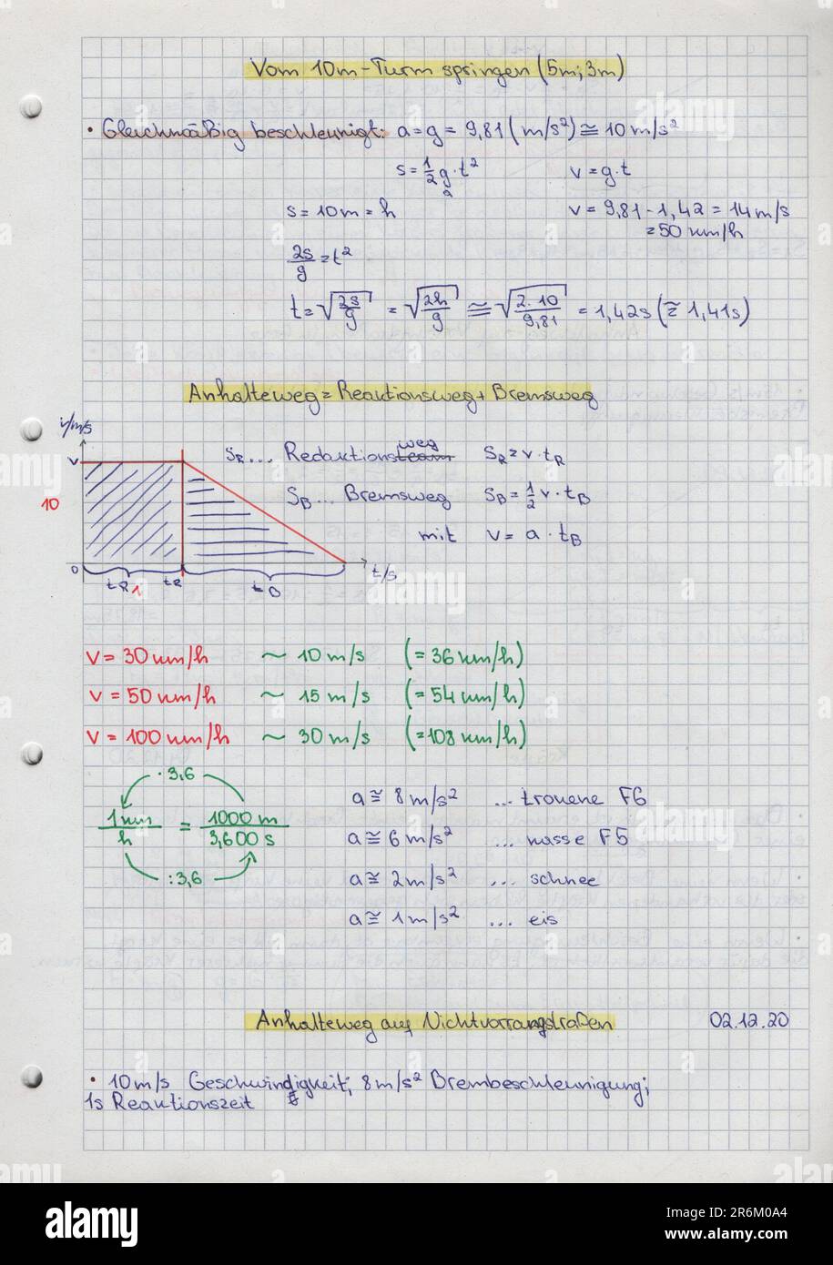 Note dello studente scolastico sulla fisica, in un quaderno della scuola sul processo di accelerazione e decelerazione Foto Stock