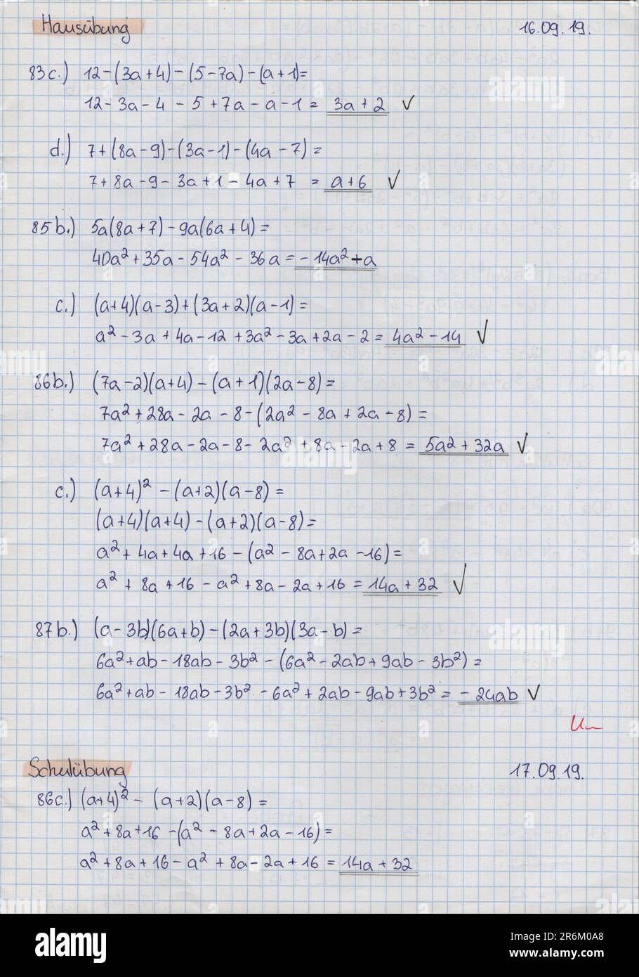 Note dello studente scolastico sulla matematica in un quaderno scolastico sulle regole e gli esempi di risoluzione delle espressioni matematiche con i polinomi Foto Stock