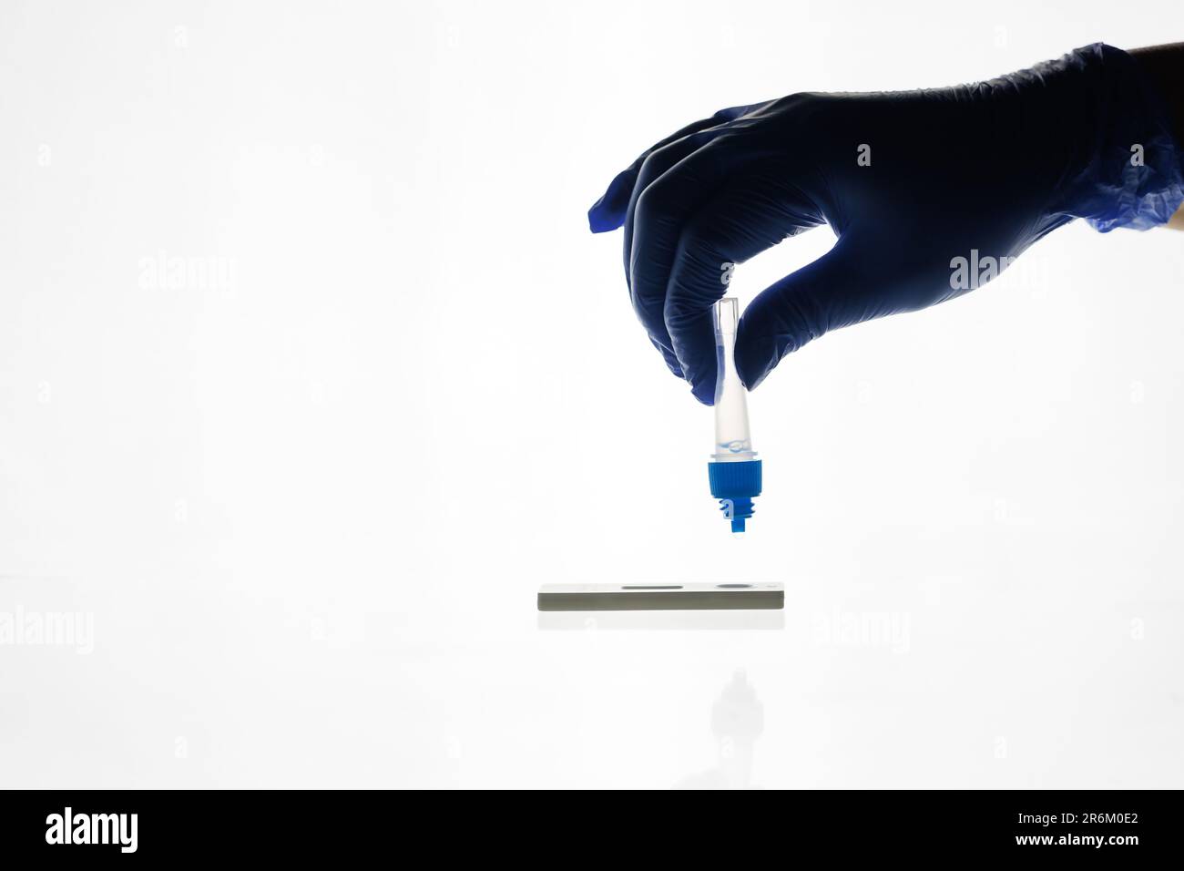 Kit di autodiagnosi per virus covid-19 a casa e al lavoro Foto Stock