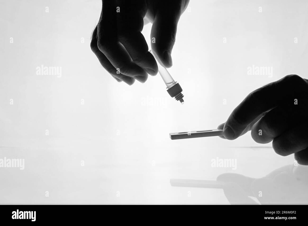 Kit di autodiagnosi per virus covid-19 a casa e al lavoro Foto Stock