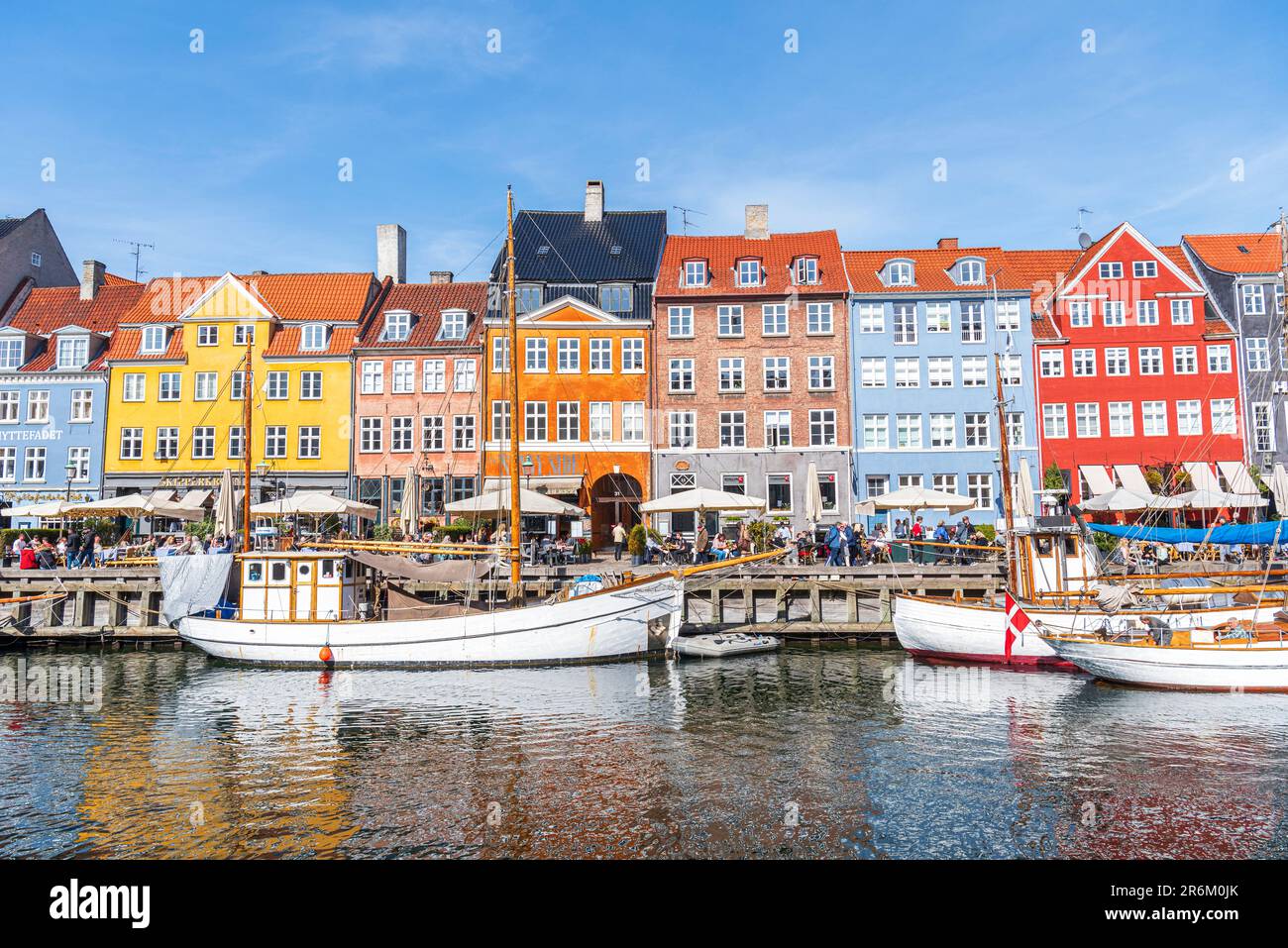 Case colorate e barche ormeggiate nel porto di Nyhavn, di giorno, Copenaghen, Danimarca, Scandinavia, Europa Foto Stock