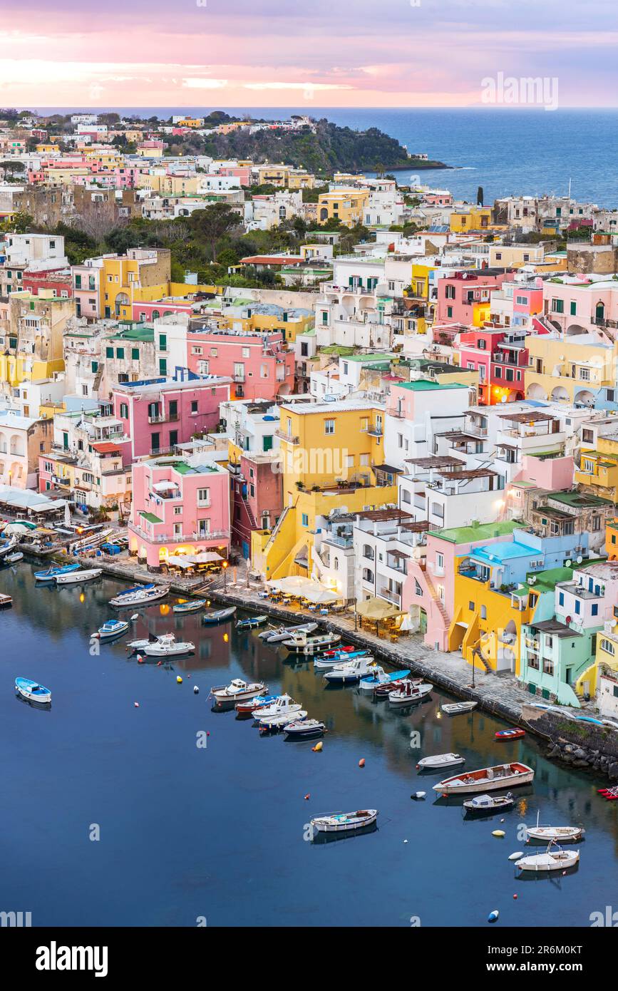 Vista elevata del villaggio di pescatori di Marina Corricella con case colorate, isola di Procida, Mar Tirreno Foto Stock