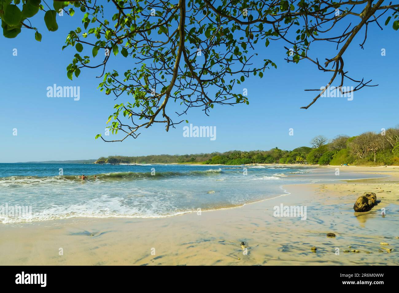 Spiaggia di sabbia bianca Playa Golondrina a nord di San Juanillo sulla costa della penisola di Nicoya, San Juanillo, Guanacaste, Costa Rica, America Centrale Foto Stock