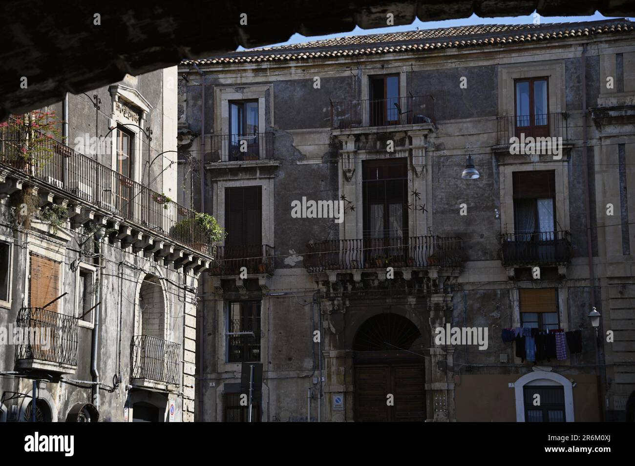 Antico complesso residenziale neoclassico in Via Cristoforo Colombo, nel quartiere di Porto di Catania in Sicilia. Foto Stock