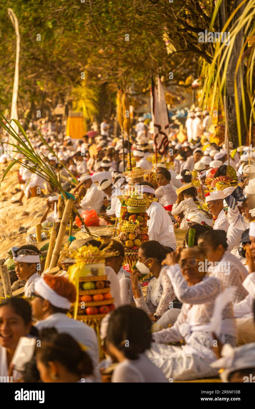 Vista della gente sulla spiaggia di Kuta per Nyepi, festeggiamenti di Capodanno balinesi, Kuta, Bali, Indonesia, Asia sudorientale, Asia Foto Stock