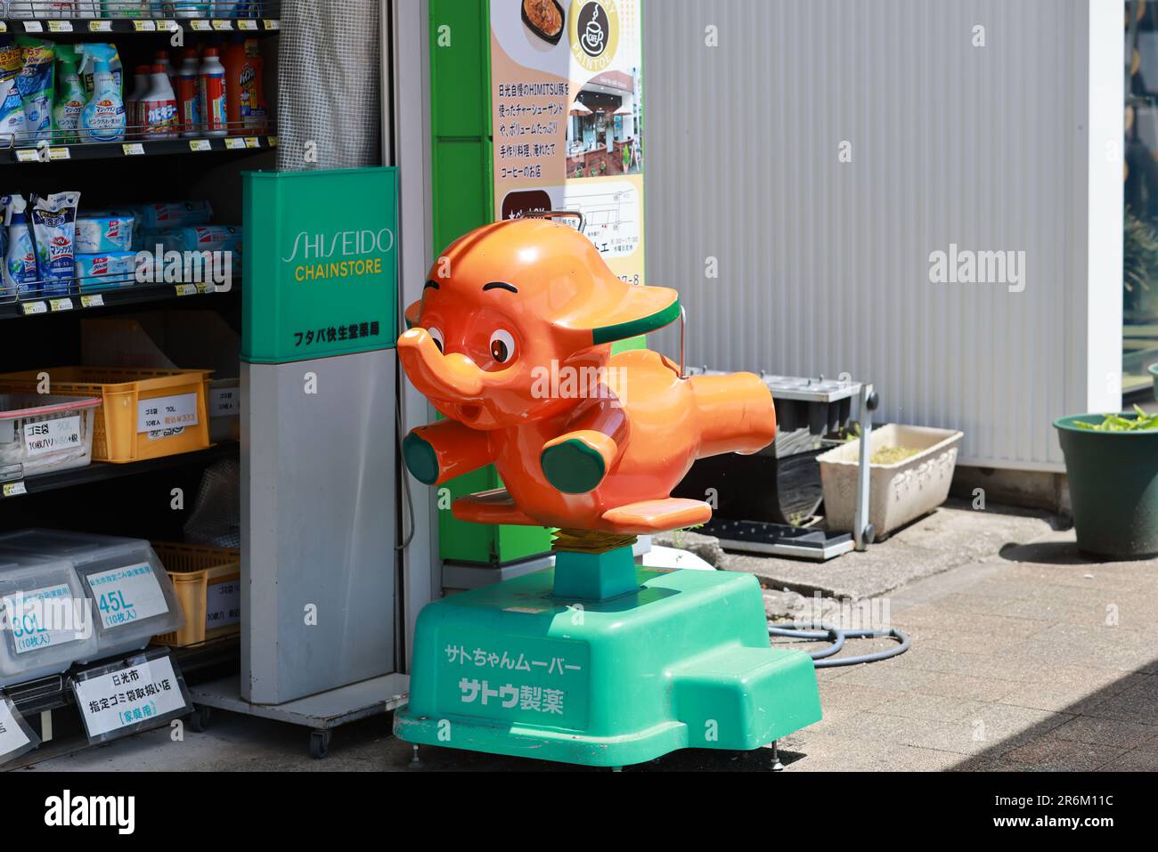 Kinugawa, Giappone - 2 2023 maggio: Giostre a dorso di elefante arancione fuori da una farmacia a Kinugawa. Sato Pharmaceutical OR o Sato Healthcare Innovation i Foto Stock