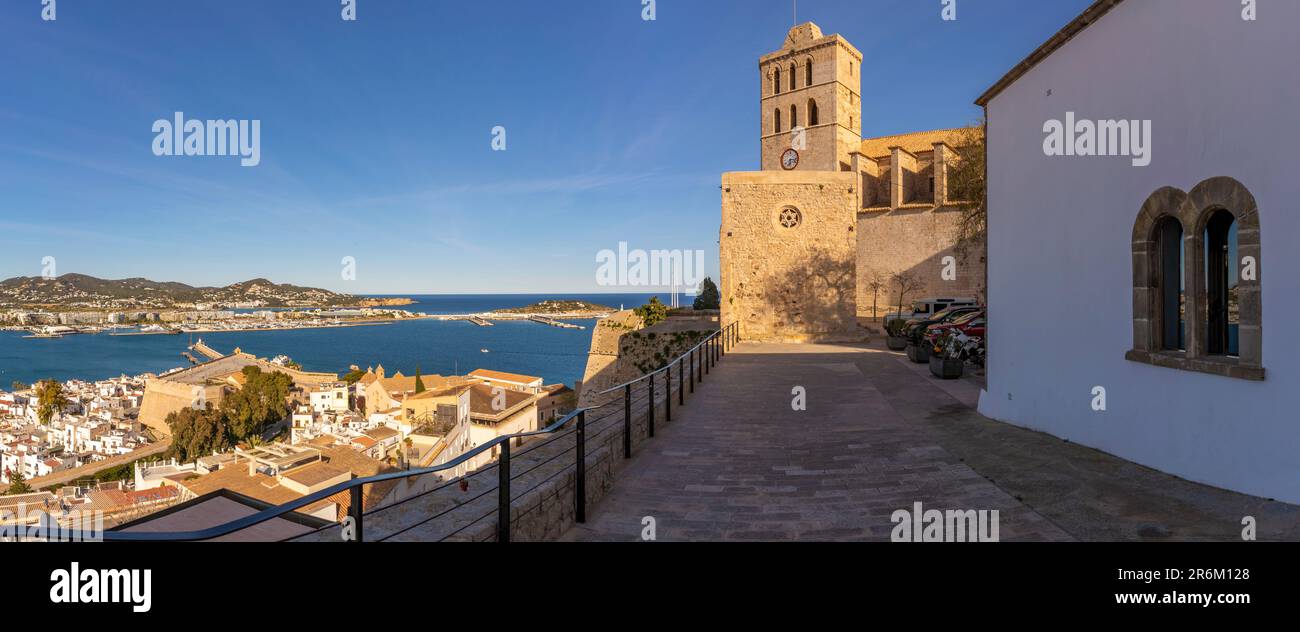 Vista della cattedrale con vista sul porto e sul mare, patrimonio dell'umanità dell'UNESCO, città di Ibiza, Eivissa, Isole Baleari, Spagna, Mediterraneo, Europa Foto Stock