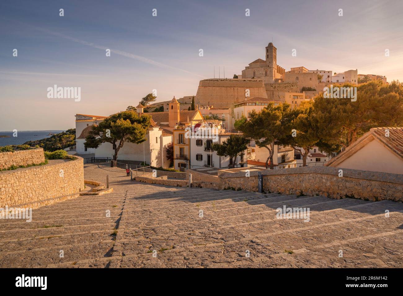 Vista di Dalt Vila e della Cattedrale, patrimonio dell'umanità dell'UNESCO, città di Ibiza, Eivissa, Isole Baleari, Spagna, Mediterraneo, Europa Foto Stock