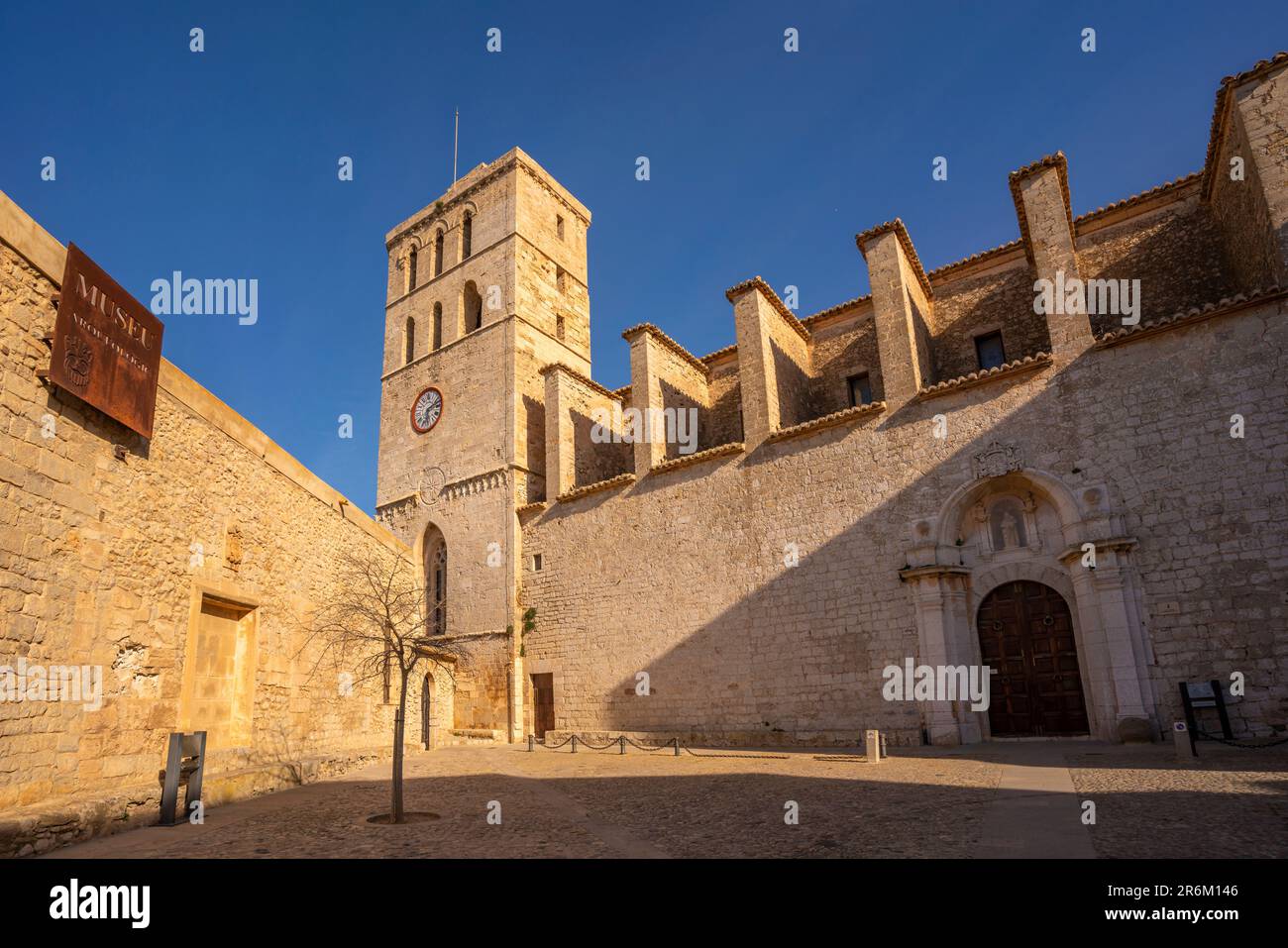 Vista della cattedrale, patrimonio dell'umanità dell'UNESCO, città di Ibiza, Eivissa, Isole Baleari, Spagna, Mediterraneo, Europa Foto Stock
