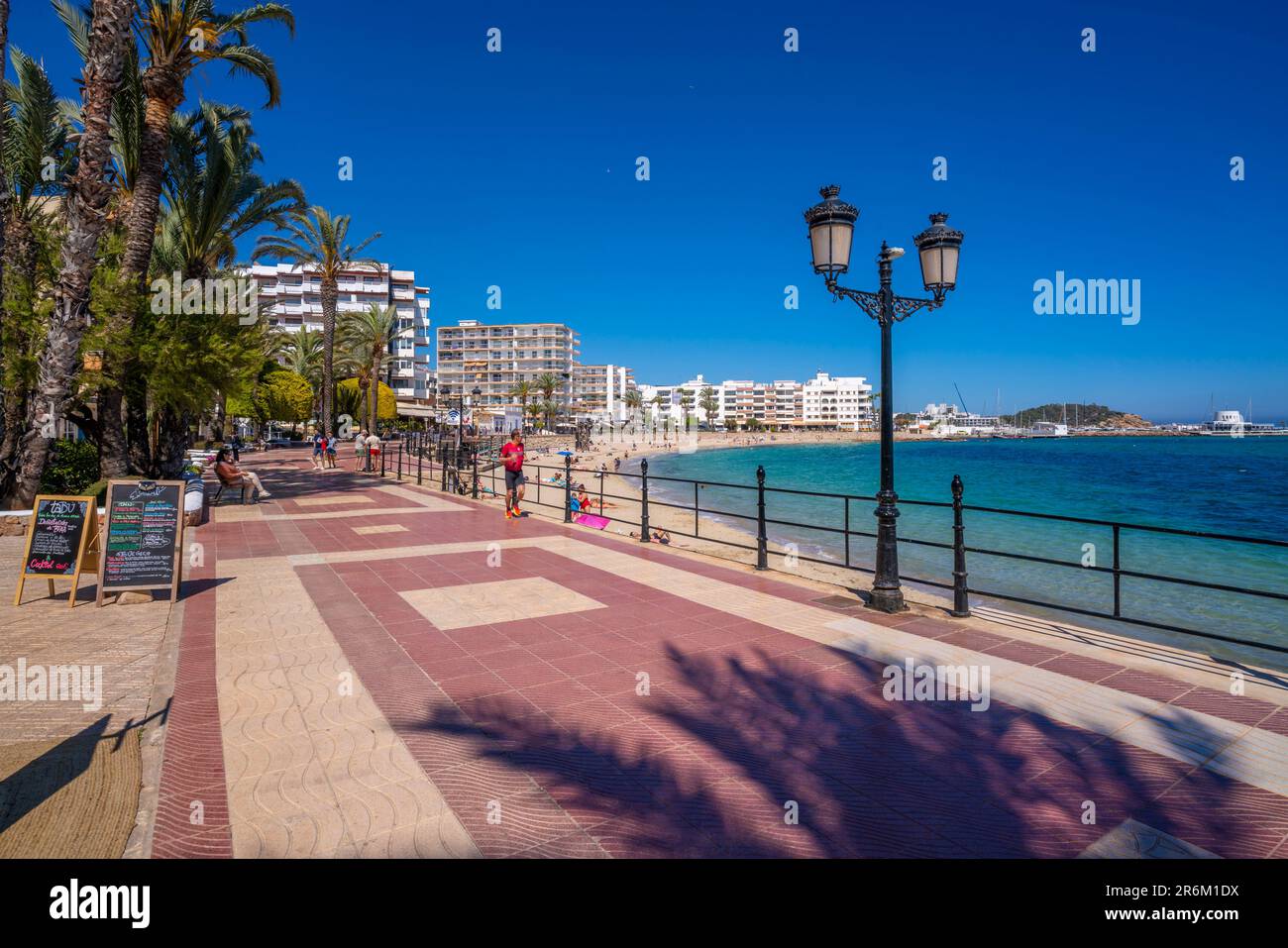 Vista del lungomare e Playa De Santa Eulalia, Santa Eularia des Riu, Ibiza, Isole Baleari, Spagna, Mediterraneo, Europa Foto Stock