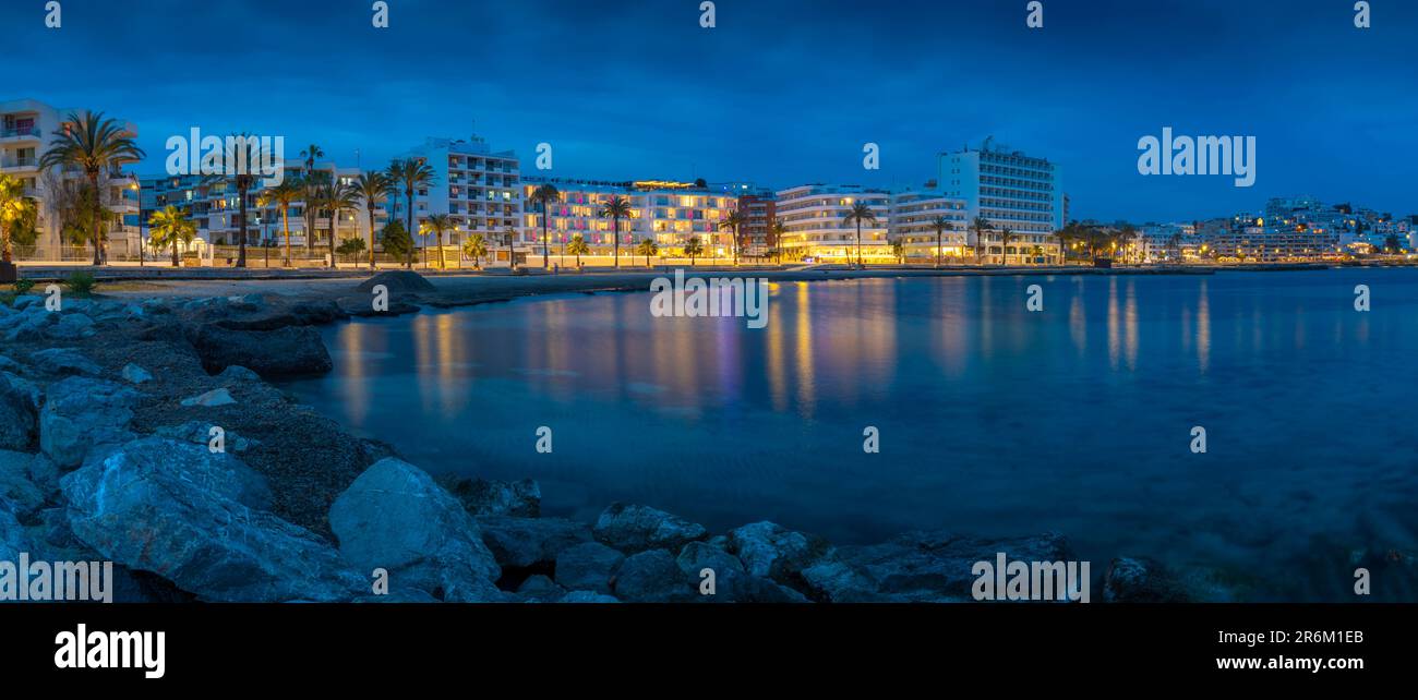 Vista della spiaggia di Platja de ses Figueretes al tramonto, Ibiza, Ibiza, Isole Baleari, Spagna, Mediterraneo, Europa Foto Stock