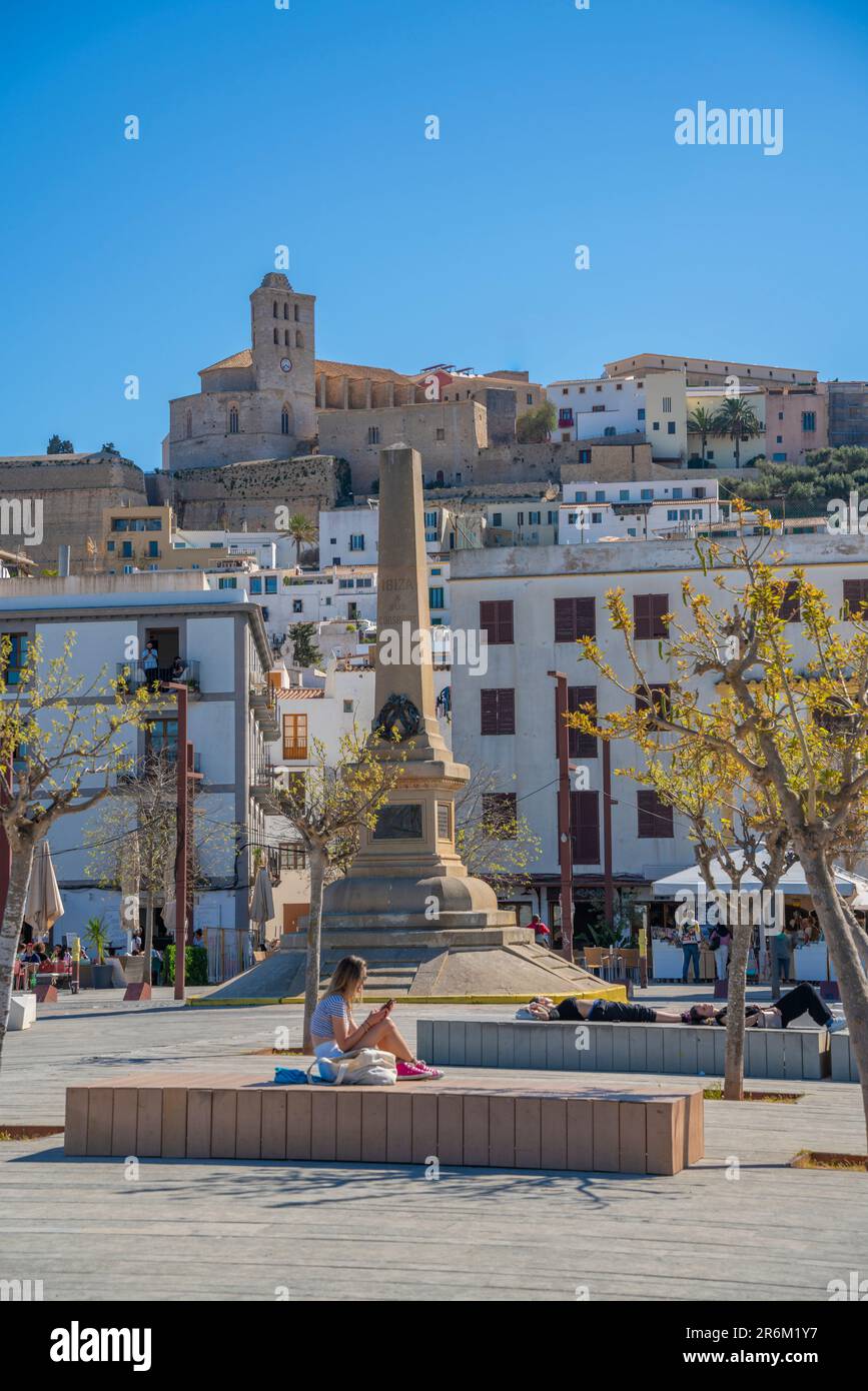 Vista dell'Obelisco ai corsi nel porto di Ibiza, dominata dalla cattedrale, dalla città di Ibiza, da Eivissa, dalle Isole Baleari, dalla Spagna, Mediterraneo, Europa Foto Stock