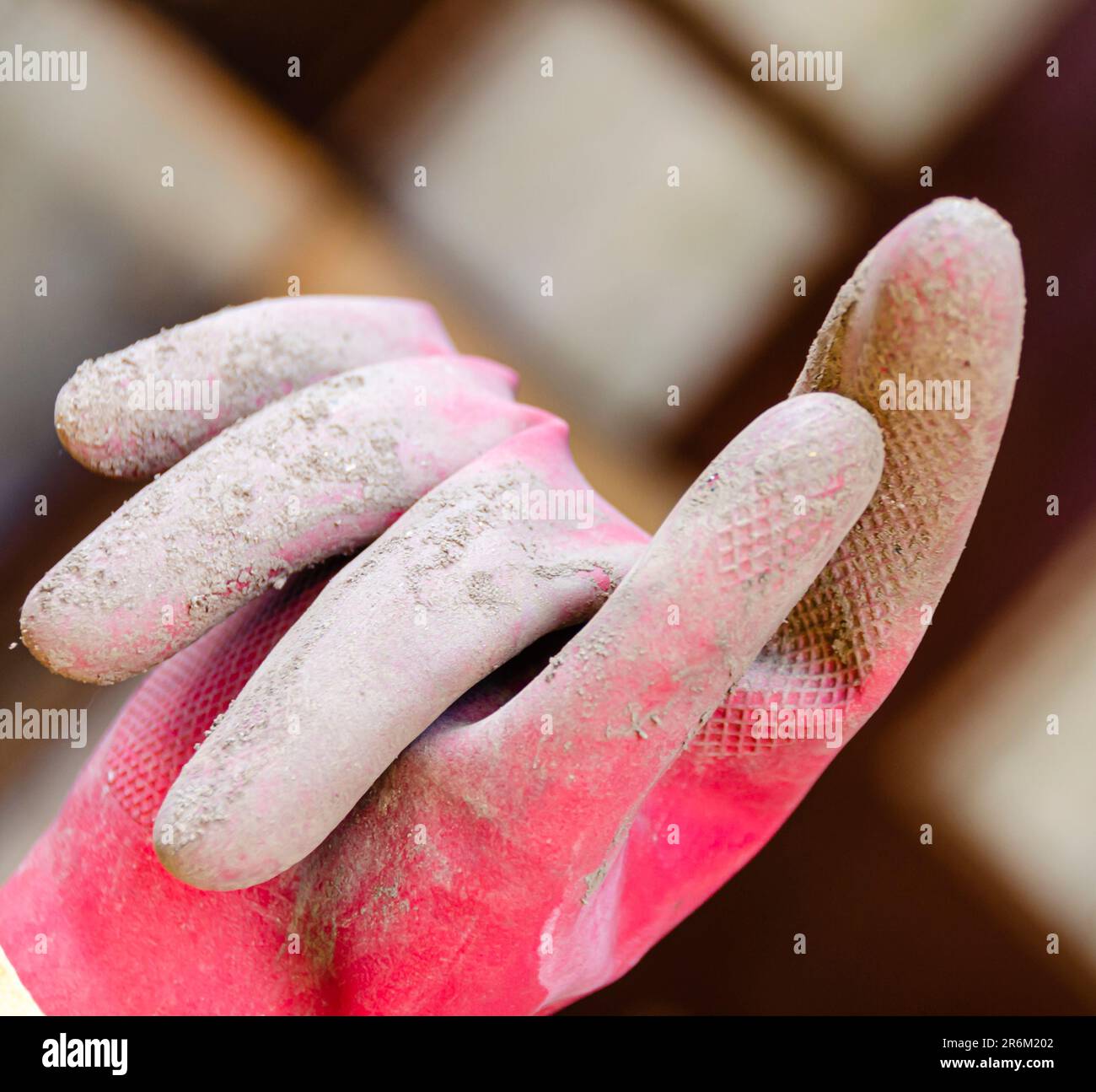 Un'immagine di guanti di gomma ricoperti di fango. Foto Stock