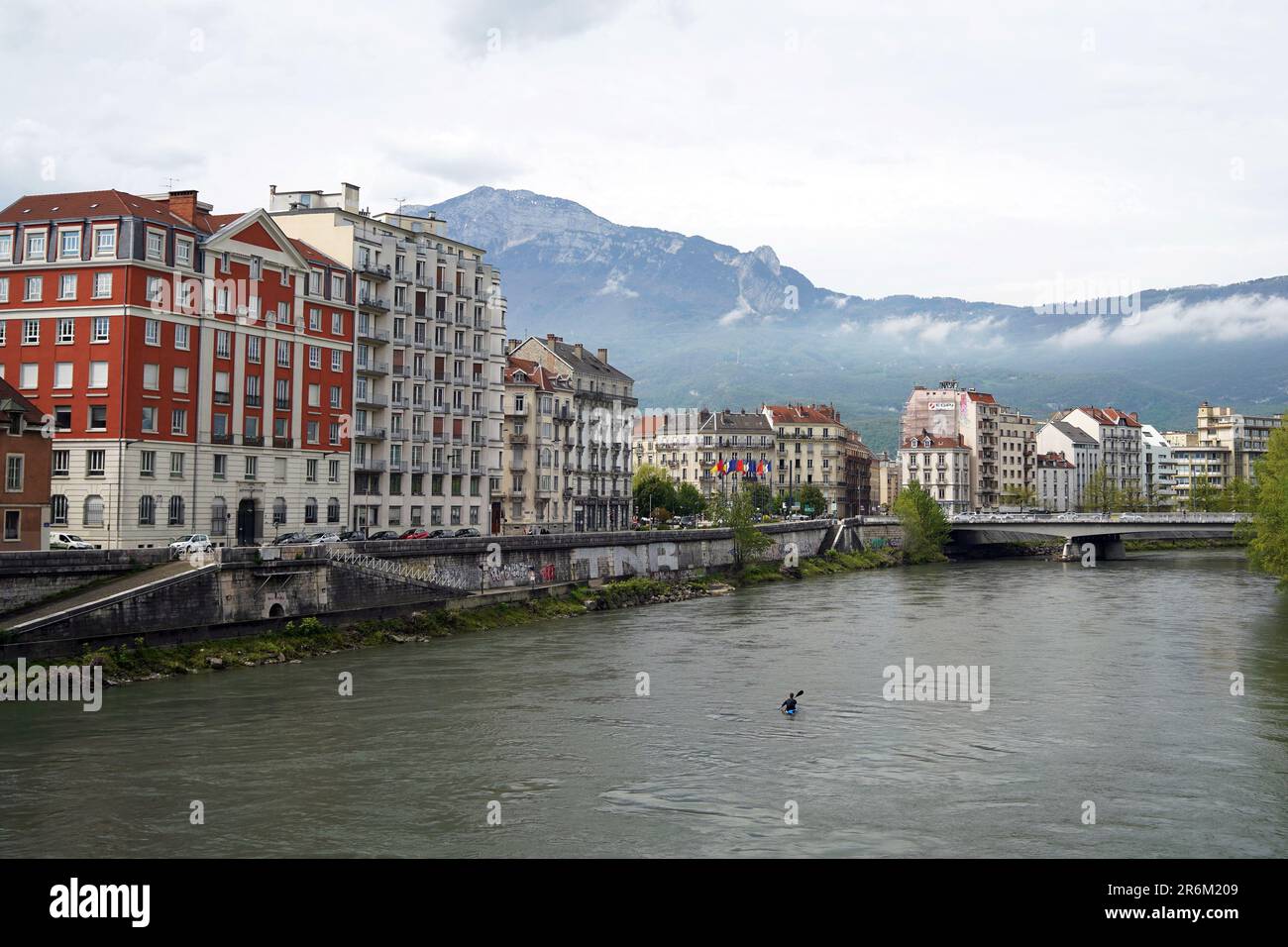 Canoista nel fiume Isere a Grenoble, Francia Foto Stock