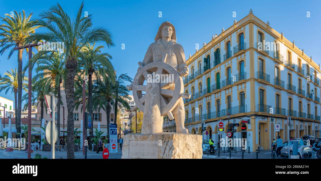 Vista del Monumento a la Gent de la Mar vicino al porto, sito patrimonio dell'umanità dell'UNESCO, città di Ibiza, Eivissa, Isole Baleari, Spagna, Mediterraneo, Europa Foto Stock