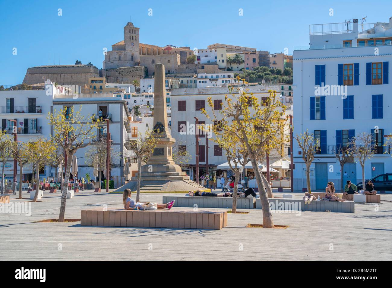 Vista dell'Obelisco ai corsi nel porto di Ibiza, dominata dalla cattedrale, dalla città di Ibiza, da Eivissa, dalle Isole Baleari, dalla Spagna, Mediterraneo, Europa Foto Stock