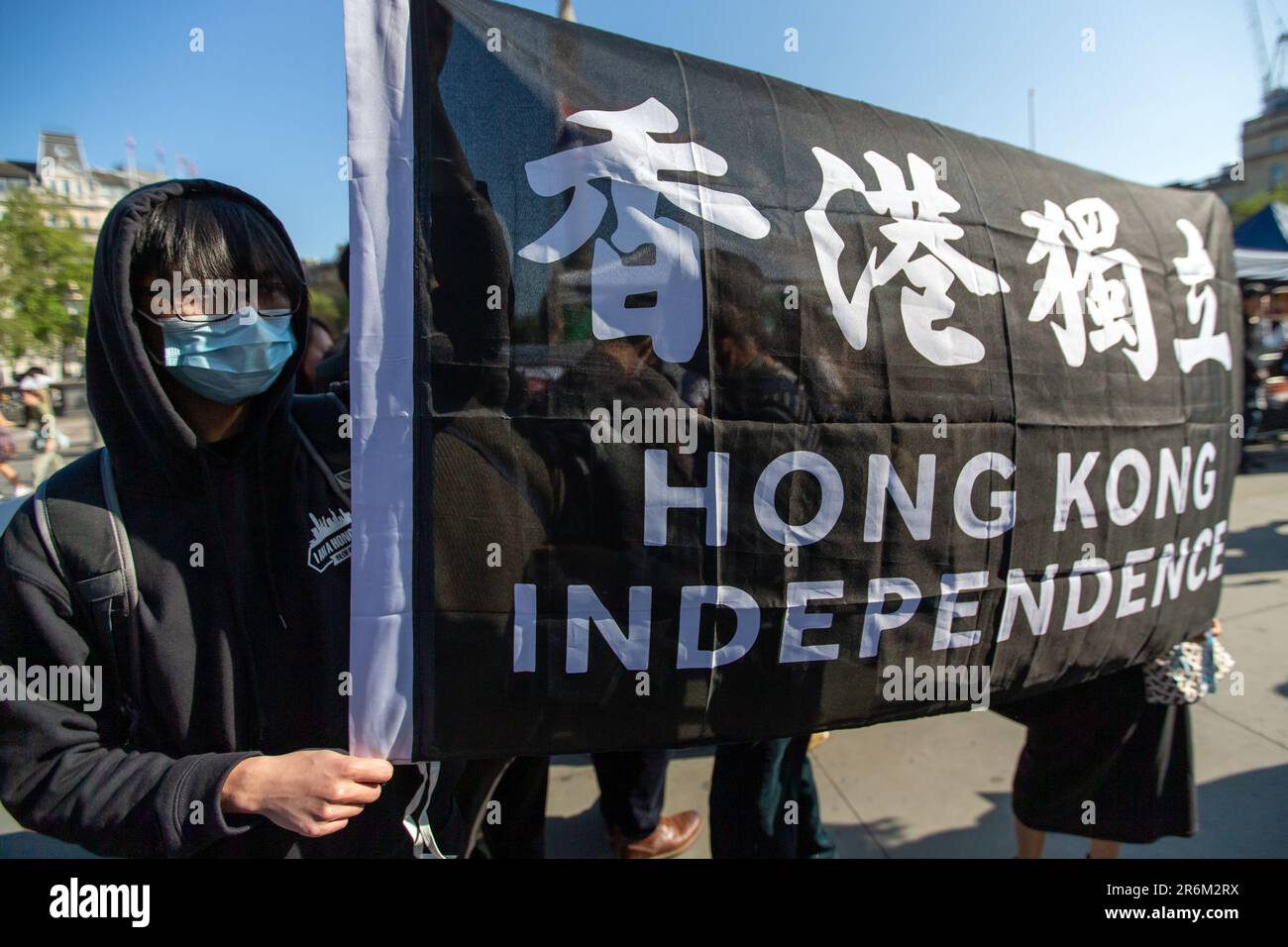 Londra, Regno Unito. 4 giugno 2023. L'Organizzazione China Deviants ha organizzato uno spettacolo teatrale che ripropone il massacro di piazza Tiananmen , Pechino, Cina il 4 giugno 1989. In seguito hanno marciato verso l'ambasciata cinese a Londra per unirsi ad Amnesty International UK e al gruppo di campagna June Fourth Sparks per tenere una veglia fuori dall'ambasciata cinese a Londra, gli attivisti hanno tenuto candele e fogli di carta bianca, facendo eco alle proteste a favore della democrazia del Libro bianco tenutesi nel 2022 nelle città di tutta la Cina. Abdullah Bailey/Alamy Live News Foto Stock