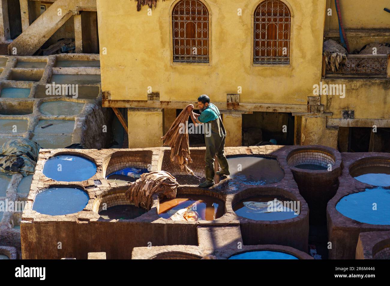 Marocco. Fez. La conceria Chouara è la più grande delle quattro concerie tradizionali ancora presenti nel cuore della medina di Fez el-Bali. Foto Stock