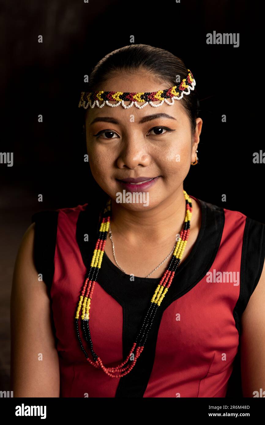 Ritratto di Stephanie, Sarawak Cultural Village, Santubong, Sarawak, Borneo, Malesia, Asia sudorientale, Asia Foto Stock