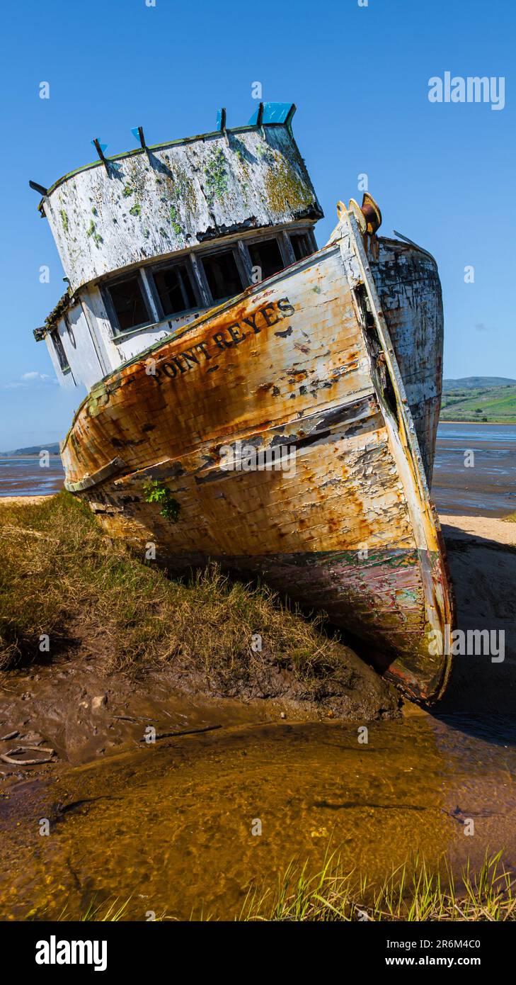 Barca da pesca bloccata sulla spiaggia di Tomales Bay a Inverness, Pt. Reyes National Sea Shore, California, USA Foto Stock