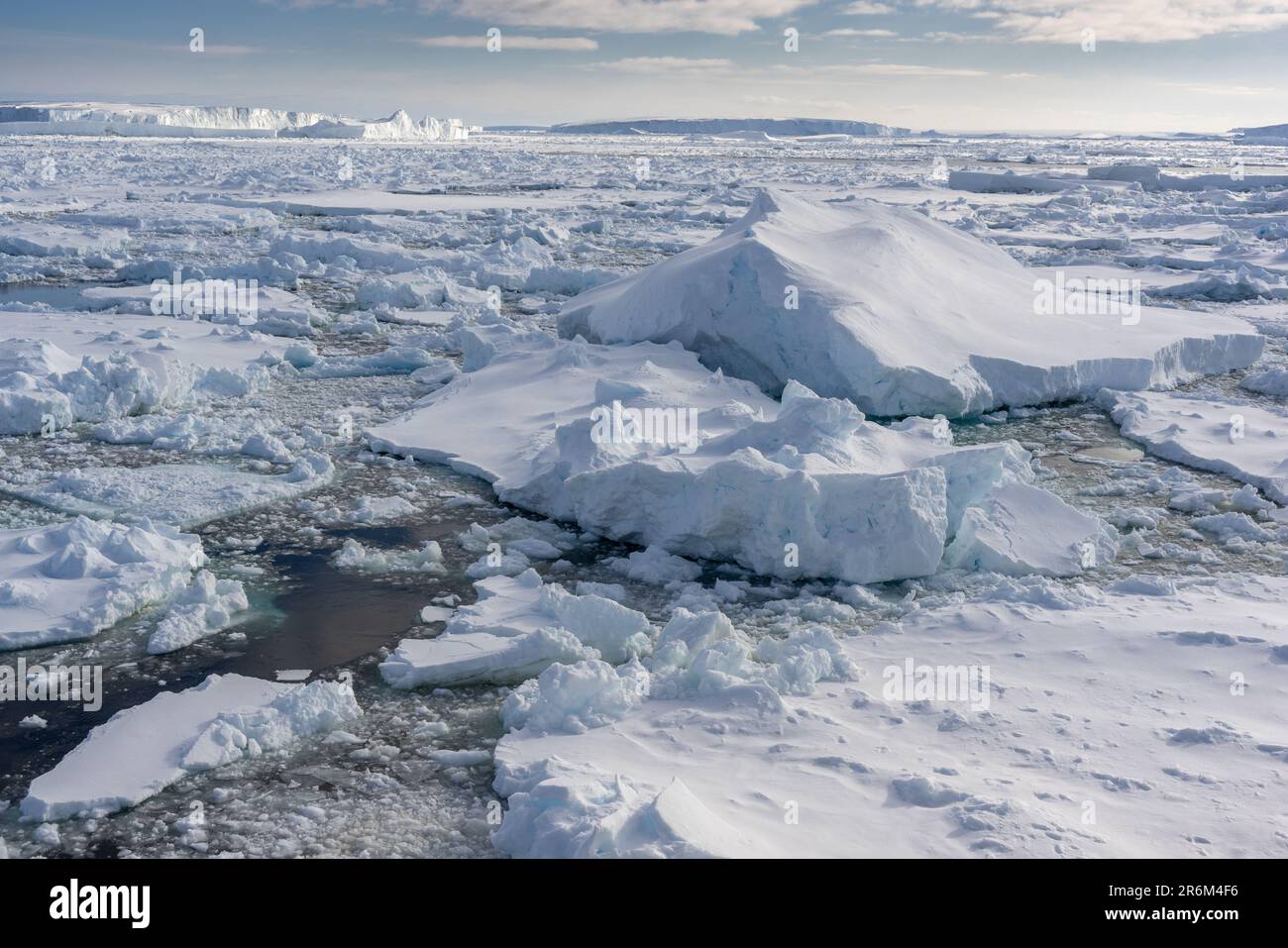 Galleggianti di ghiaccio e iceberg tabulari in Bright Sunshine, Mare di Amundsen, Antartide Foto Stock