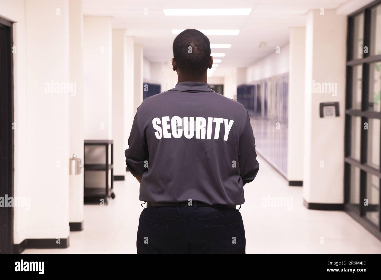 Guardia di sicurezza che pattuglia a scuola Foto Stock