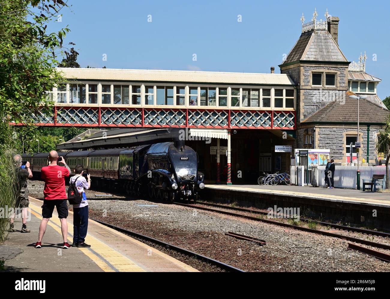 LNER Classe A4 Pacific No 60007 Sir Nigel Gresley passando per la stazione di Torquay con la tratta di andata dell'English Riviera Express il 3rd giugno 2023. Foto Stock