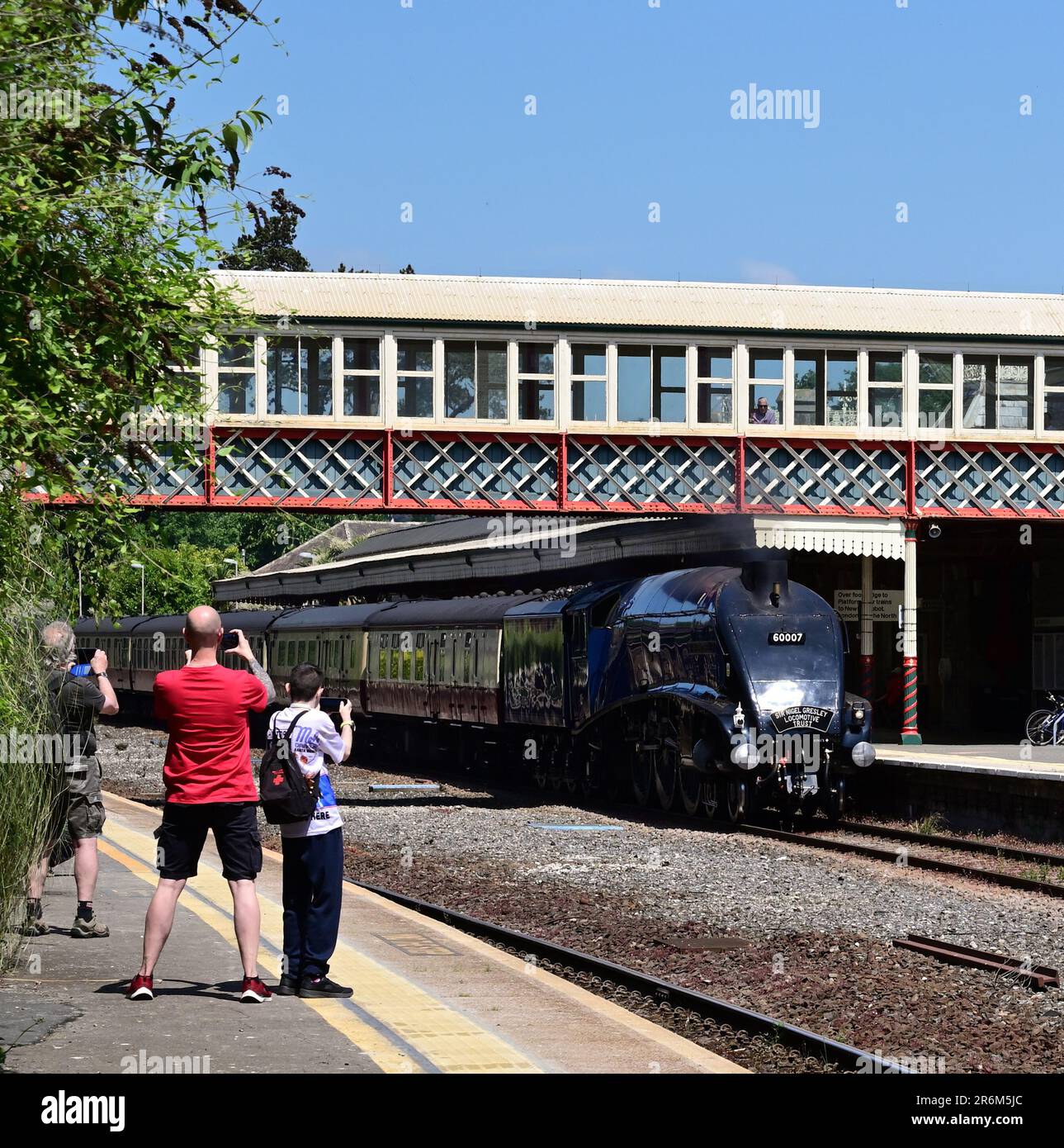 LNER Classe A4 Pacific No 60007 Sir Nigel Gresley passando per la stazione di Torquay con la tratta di andata dell'English Riviera Express il 3rd giugno 2023. Foto Stock