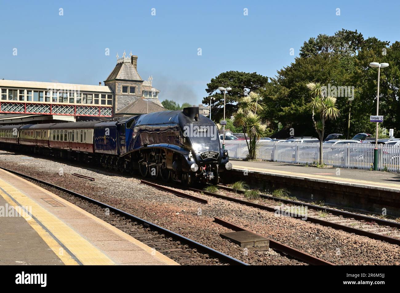 LNER Classe A4 Pacific No 60007 Sir Nigel Gresley passando per la stazione di Torquay con la tratta di andata dell'English Riviera Express il 3rd giugno 2023. Foto Stock