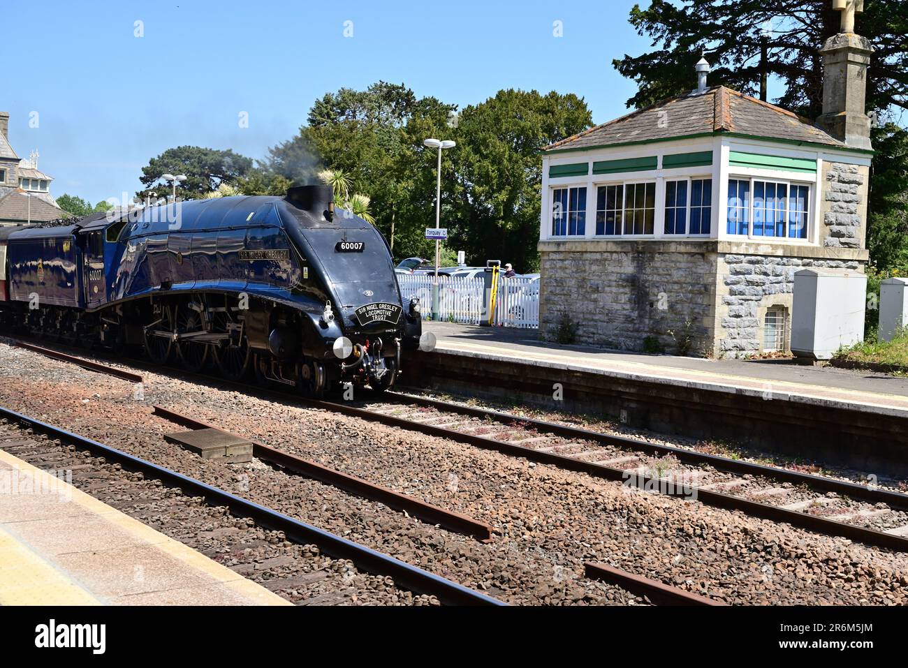 LNER Classe A4 Pacific No 60007 Sir Nigel Gresley passando per la stazione di Torquay con la tratta di andata dell'English Riviera Express il 3rd giugno 2023. Foto Stock
