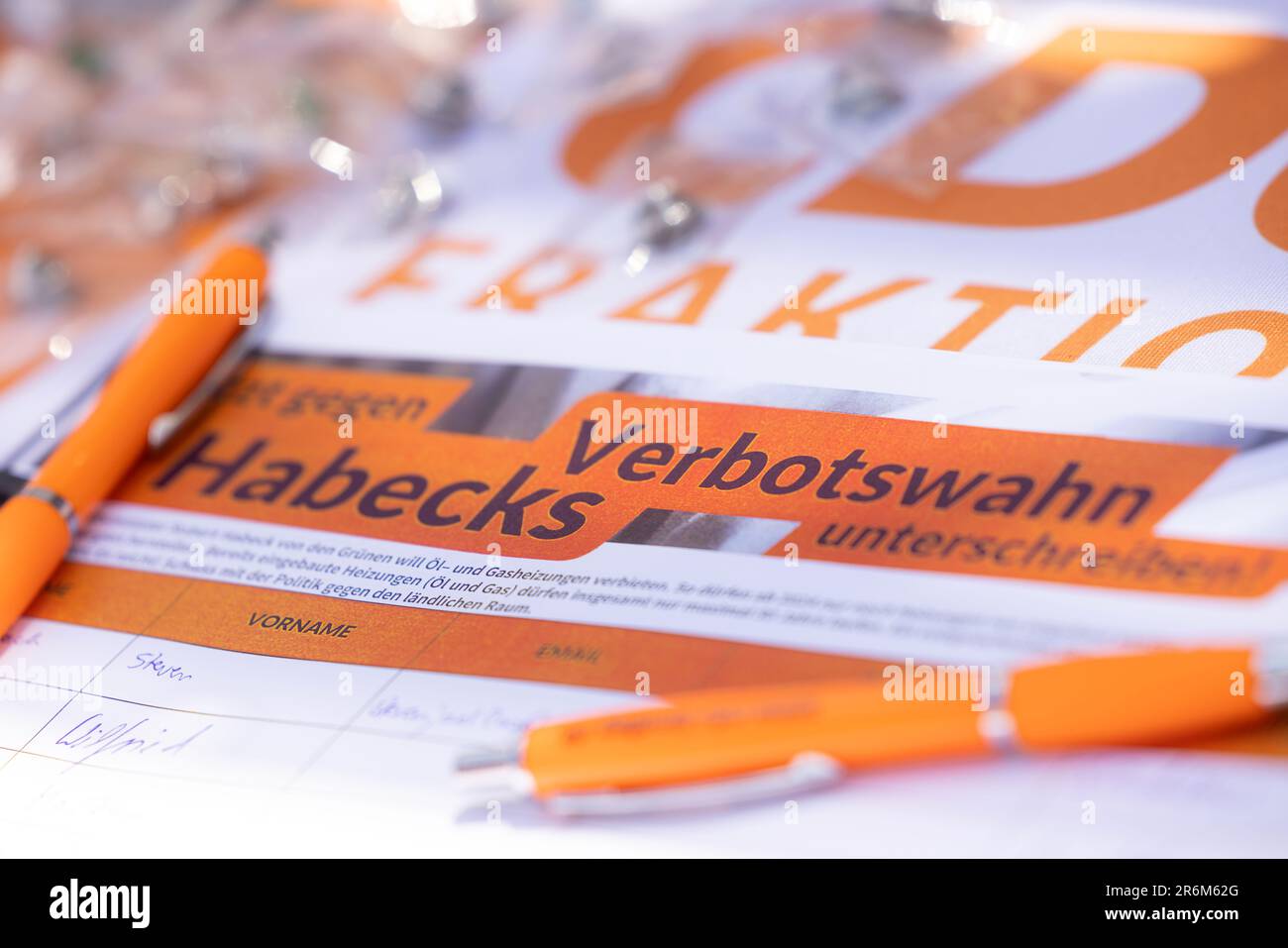 Schmalkalden, Germania. 10th giugno, 2023. Le liste delle firme contro la legge sul riscaldamento del Ministro federale dell'economia Habeck sono disponibili presso lo stand della CDU in occasione del 18th° giorno della Turingia. Il Thuringia Day è il festival statale del libero Stato della Turingia e il motto di quest'anno è il "Thuringia's Green Day". Credit: Michael Reichel/dpa/Alamy Live News Foto Stock