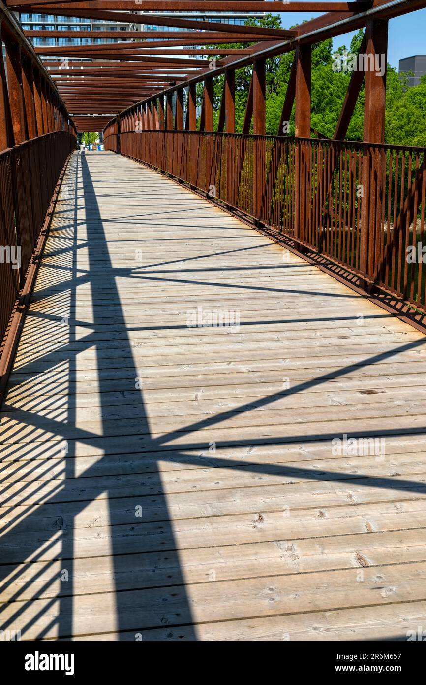Ponte pedonale con ombre e motivi. Cambridge, Ontario, Canada. Foto Stock