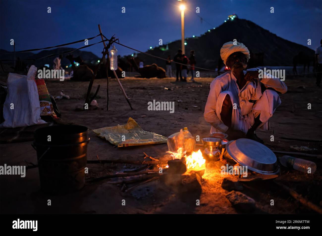 Uomini indiani e cammelli a Pushkar cammello fiera Pushkar Mela Foto Stock