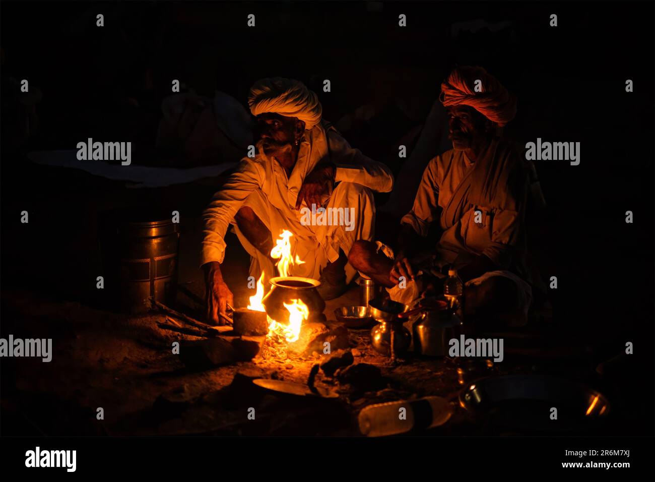 Uomini indiani e cammelli a Pushkar cammello fiera Pushkar Mela Foto Stock
