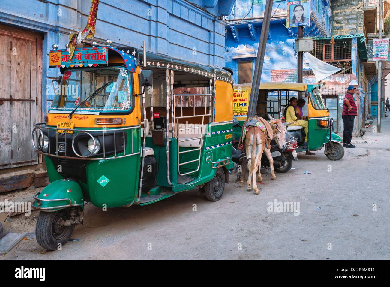 Auto rickshaw tuk tuk in indian Street Foto Stock