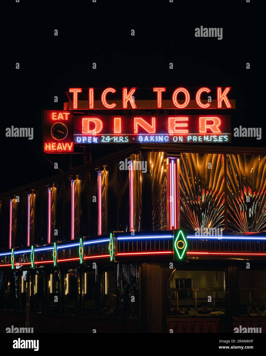 Segno di spunta Tock Diner neon di notte, Clifton, New Jersey Foto Stock