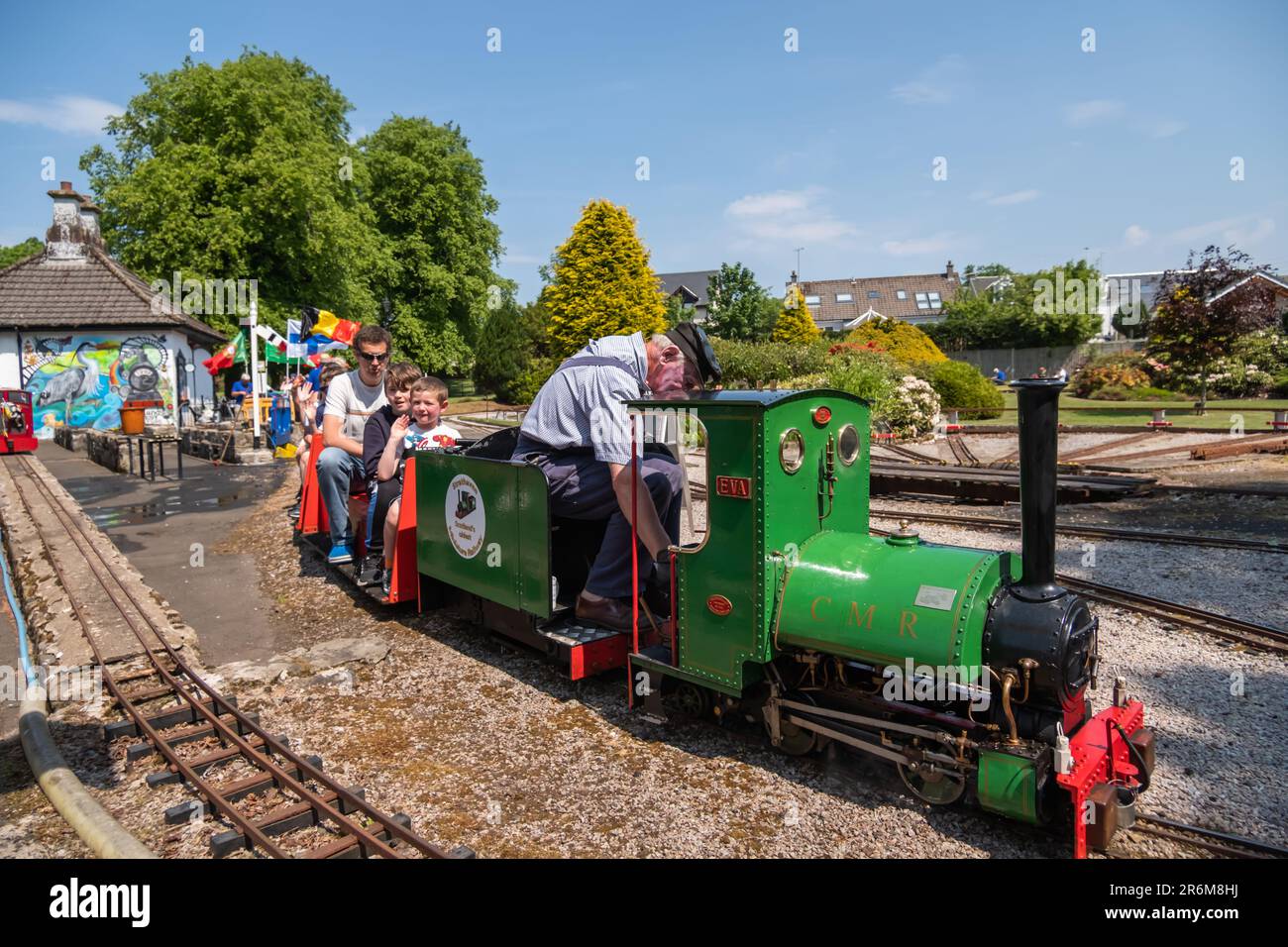 Strathaven, Scozia, Regno Unito. 10th giugno, 2023. L'annuale gala di Strathaven, che include una sfilata di trattori e galleggianti per le strade della città, finendo con la cerimonia di incoronazione della regina presso il palco del John Hastie Park. La regina di gala per il 2023 è Kayley Lawrence che è accompagnato dal suo campione Daniel Thomson, entrambi sono studenti alla Strathaven Academy. Credit: SKULLY/Alamy Live News Foto Stock