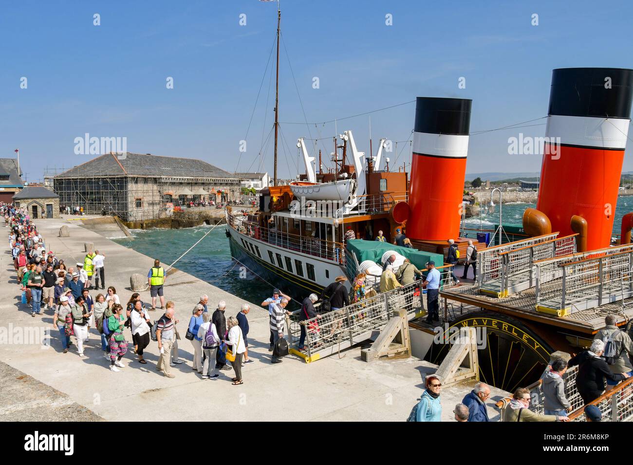 Porthcawl, Galles - 9 giugno 2023: Passeggeri a bordo del vintage paddle steamer Waverley al molo di Porthcawl Foto Stock
