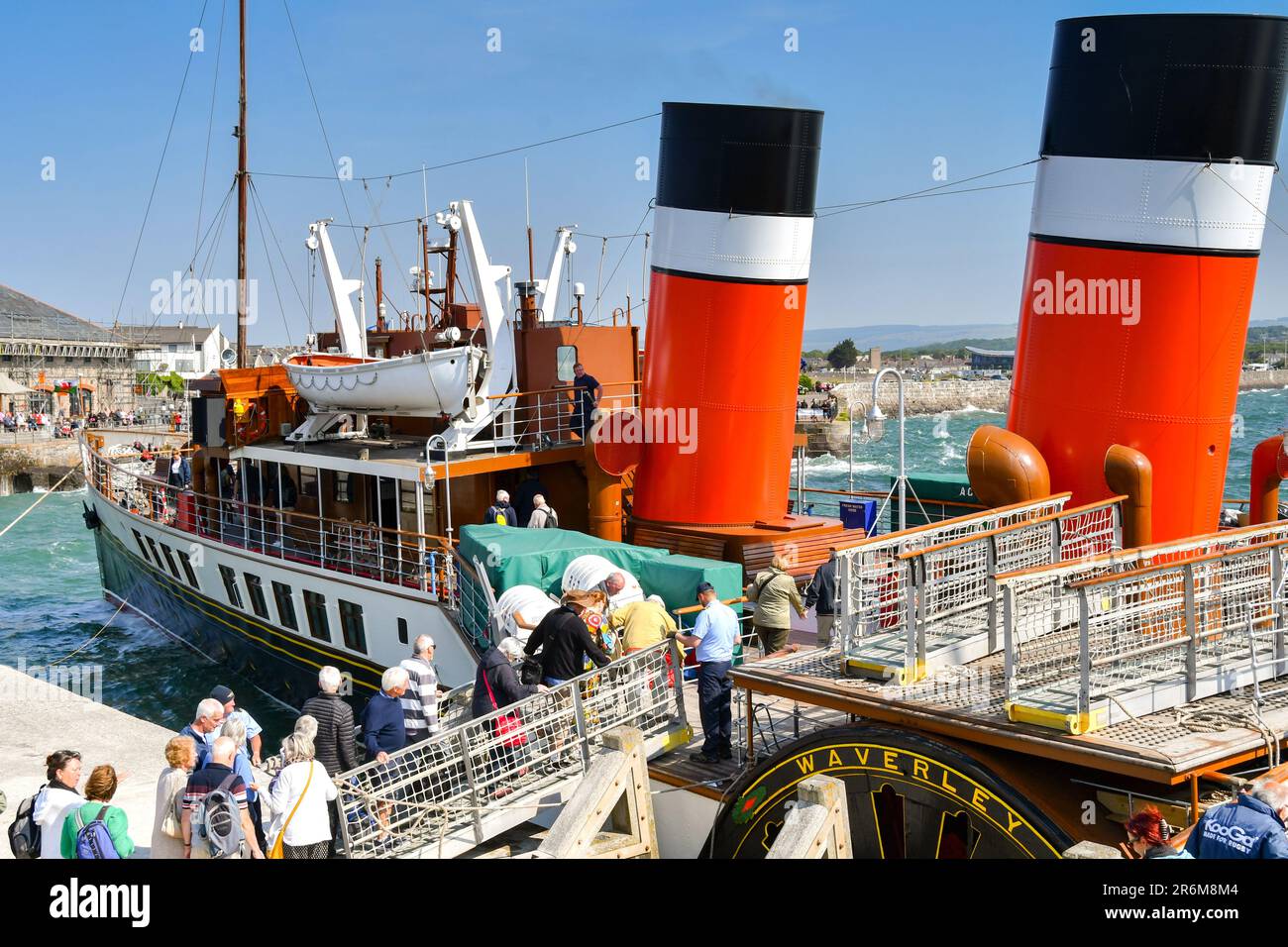 Porthcawl, Galles - 9 giugno 2023: Passeggeri a bordo del vintage paddle steamer Waverley al molo di Porthcawl Foto Stock