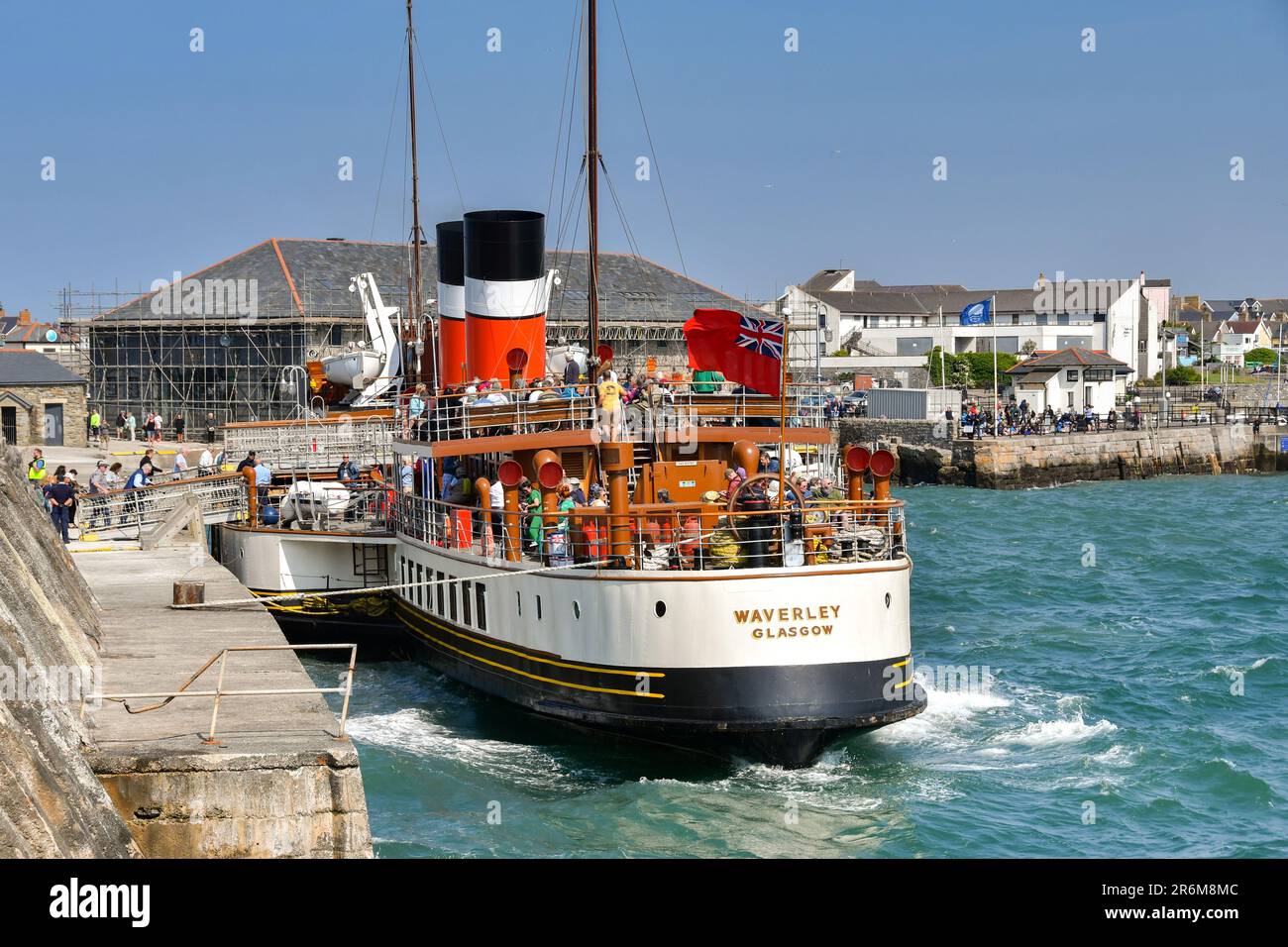 Porthcawl, Galles - 9 giugno 2023: Passeggeri a bordo del vintage paddle steamer Waverley al molo di Porthcawl Foto Stock