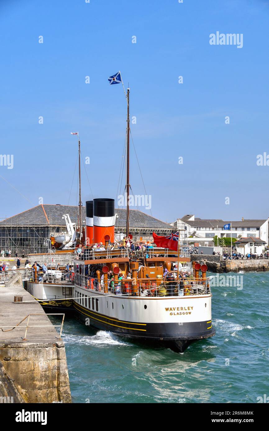 Porthcawl, Galles - 9 giugno 2023: Passeggeri a bordo del vintage paddle steamer Waverley al molo di Porthcawl Foto Stock