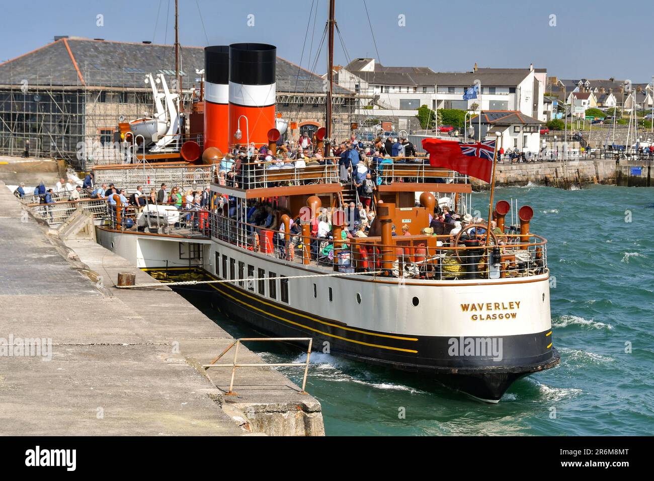 Porthcawl, Galles - 9 giugno 2023: Passeggeri a bordo del vintage paddle steamer Waverley al molo di Porthcawl Foto Stock