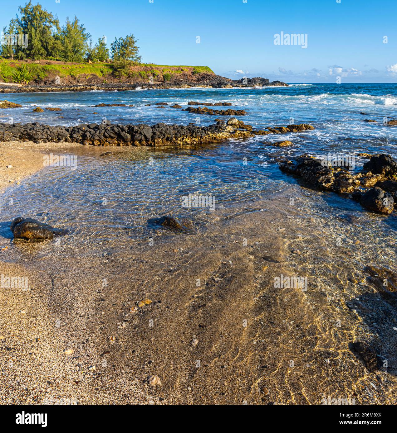 Vetro colorato mescolato con sabbia e rocce, Glass Beach, Port Allen, Kauai, Hawaii, STATI UNITI Foto Stock
