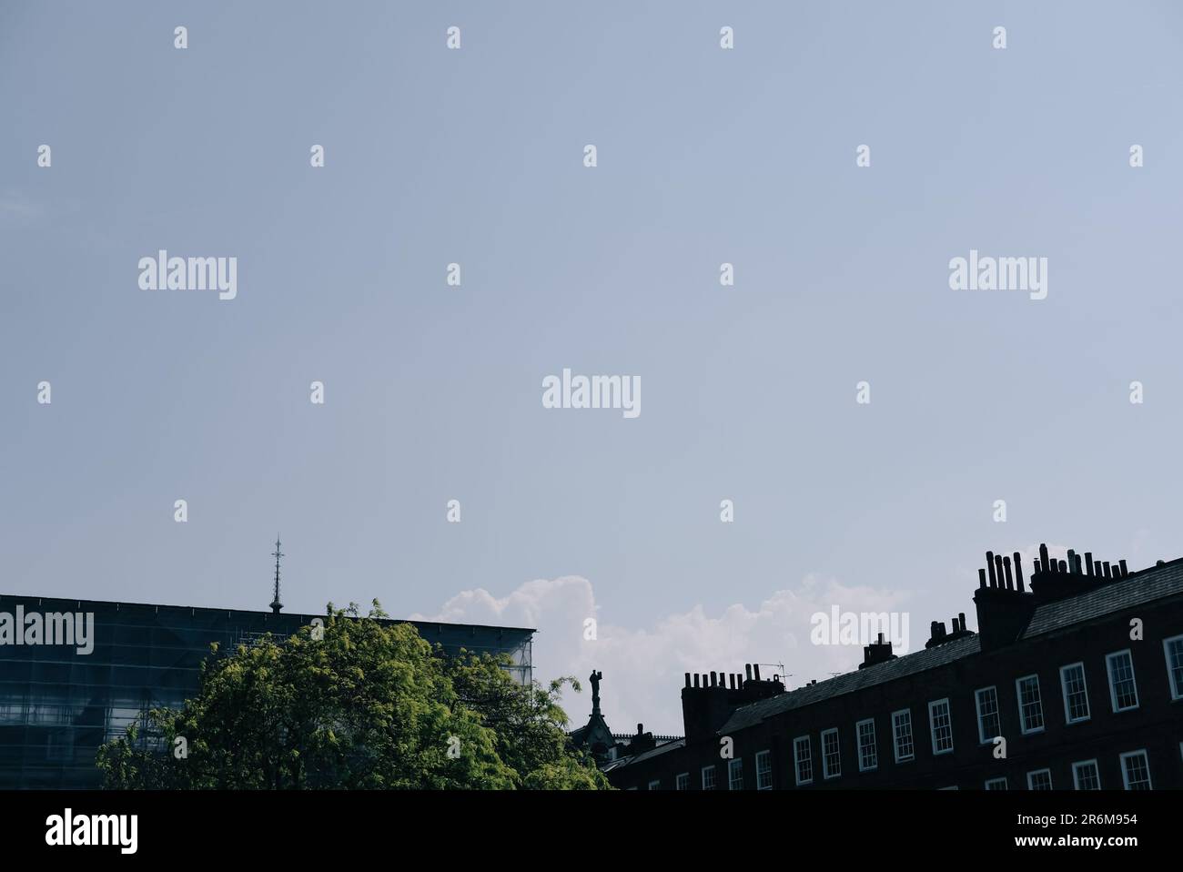 Londra, 10th giugno 2023. Le persone sono viste godendo l'onda di calore e il Giardino Open Day al Lincoln's Inn, utilizzando l'area centrale di erba per una mostra di volo di uccelli, o esplorando i terreni dell'inn. Foto Stock