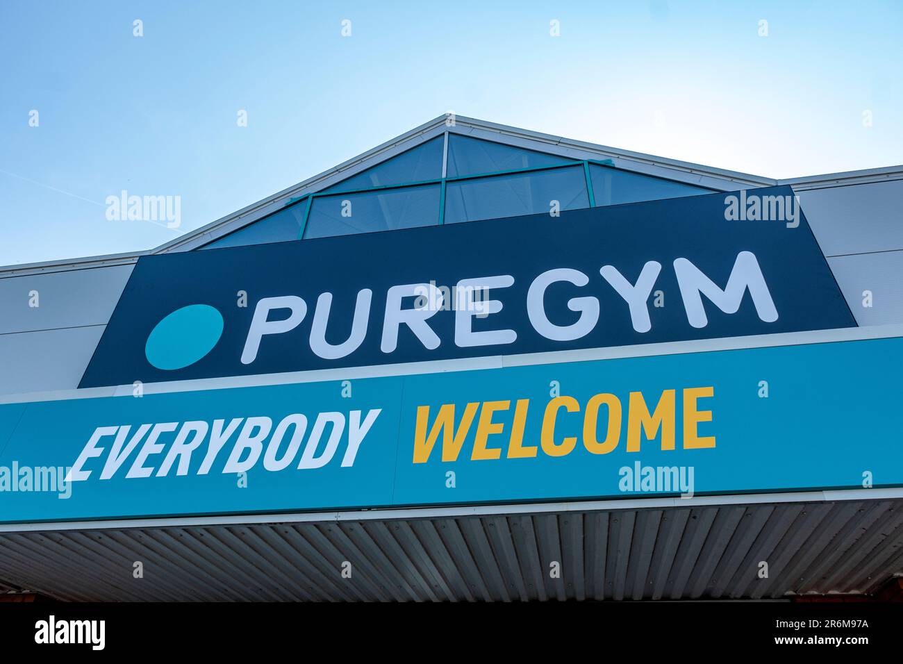 Primo piano di PureGym segno a Crewe Cheshire UK Foto Stock