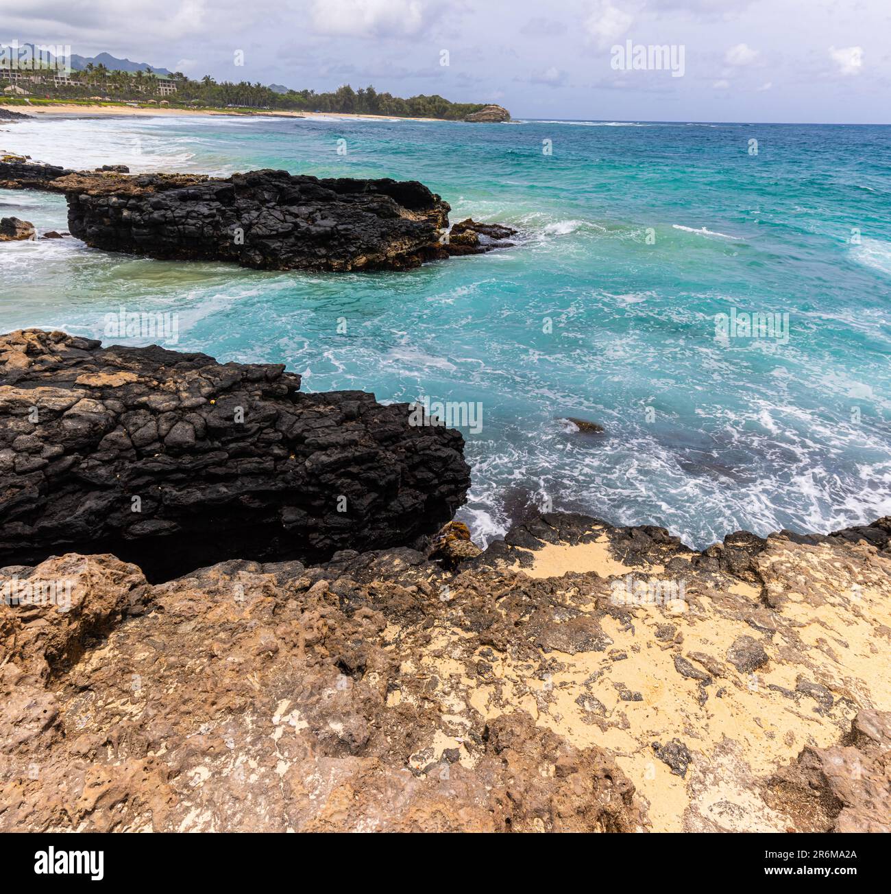 Vulcanica Shoreline di Shipwreck Beach con Ha'upu Ridge in The Distance, Poipu, Kauai, Hawaii, USA Foto Stock