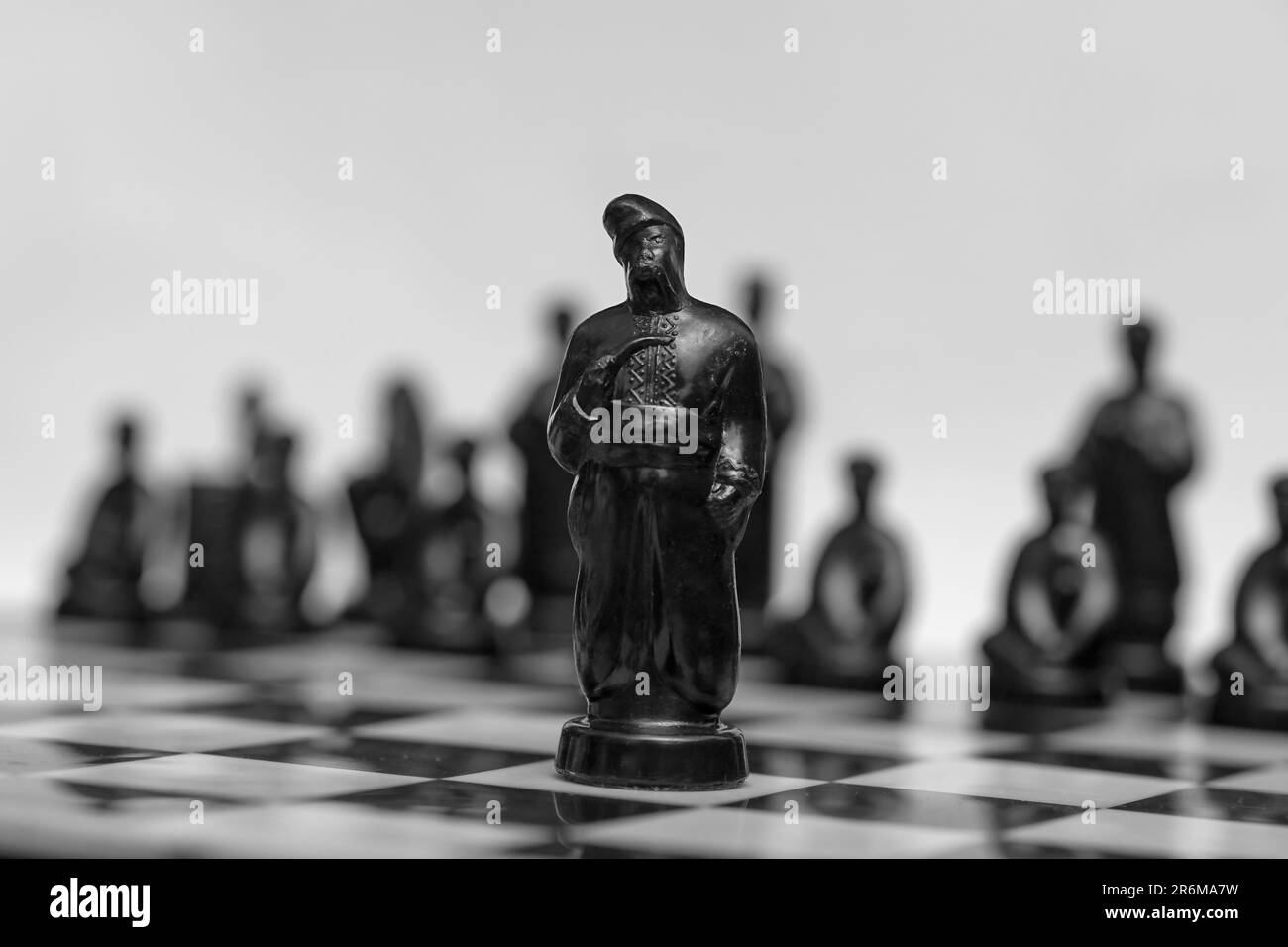 Gli scacchi ucraini con gli eroi di Gogol sul tabellone simboleggiano la battaglia e la guerra Foto Stock