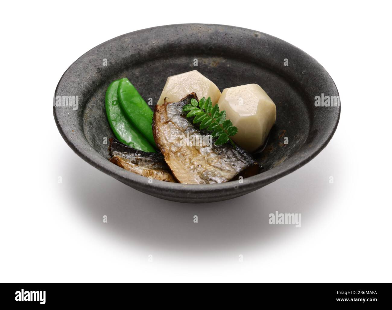 aringa secca e taro bolliti insieme. Cucina giapponese tradizionale Foto Stock